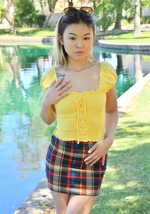 18 year old girl Arwen Gold loses her virginity after her car breaks down